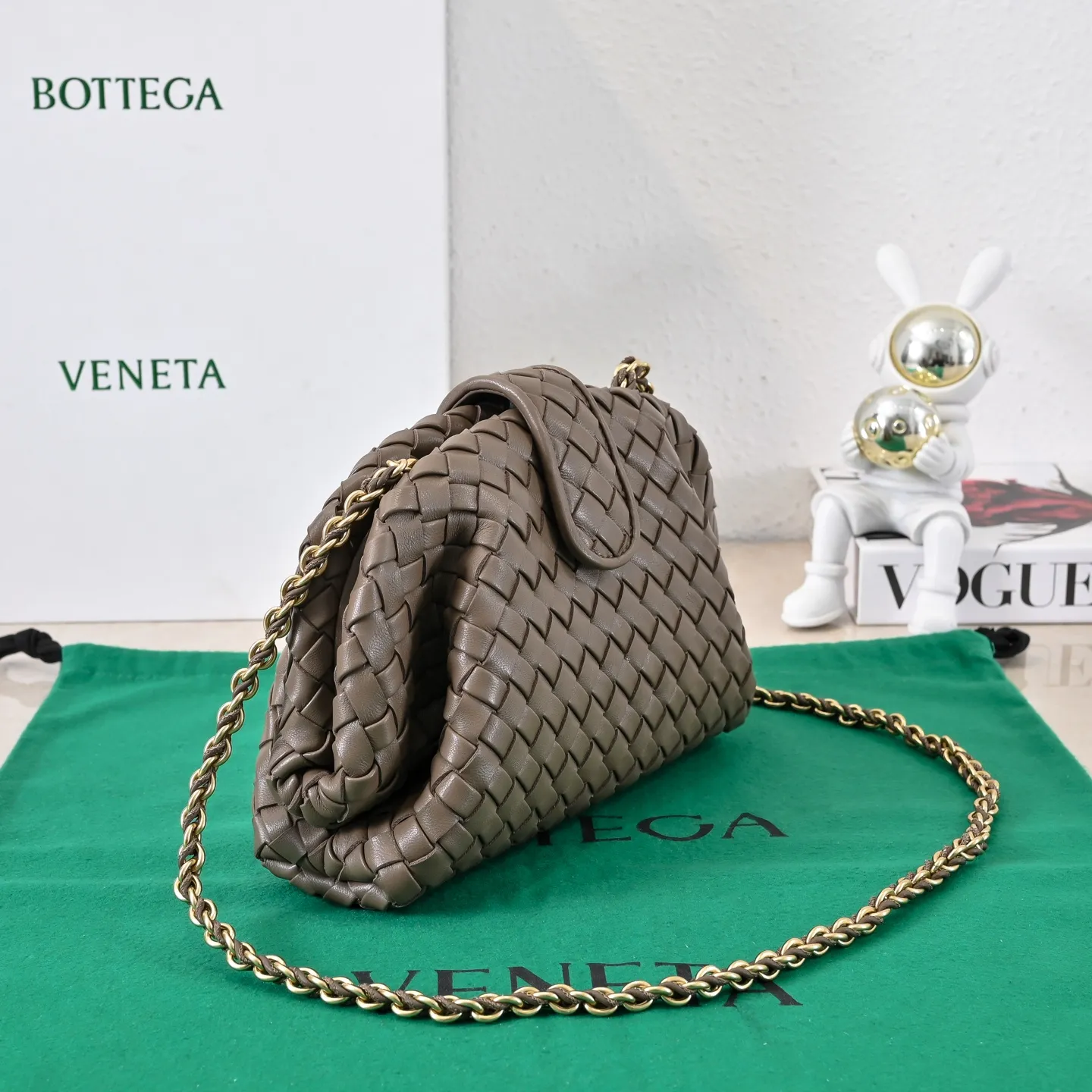 Batch 1880 BOTTEGA VENETA LAUREN 1980 small clutch bag is new! The small size that many people are squatting on is finally here. The self-adjustable zipper is a highlight of this bag. After being removed, it can be used as a handbag for important occasions. One bag unlocks two carrying methods at the same time. It is practical and has a unique sense of structure and beautiful lines. It is more elegant than a small cloud. It is a tribute to the classics and the pursuit of modernity. Style number: 4038 Size: 27*15*8cm